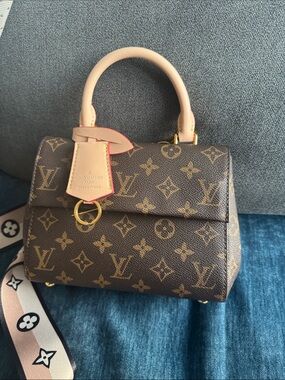 Mini brown handbag.
7.9inches